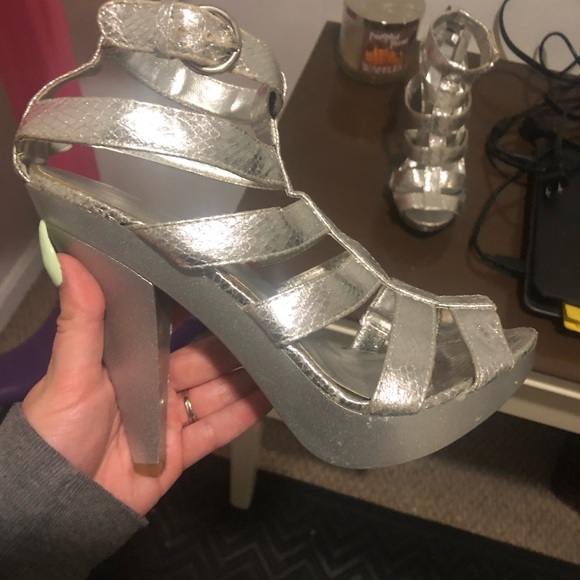 Silver heels 👠 - Picture 3 of 3